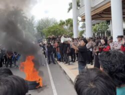 JKA Meledak! Mahasiswa Bikin Posko di Kantor Gubernur, 10 Daerah Membangkang