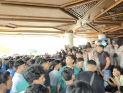 Massa Tidur di Kantor Gubernur, Tetap dengan Satu Tuntutan: Cabut Pergub JKA!