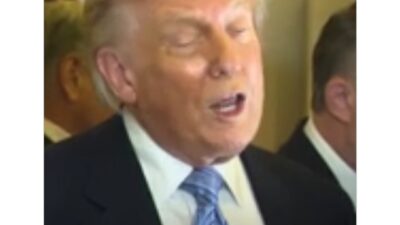 Rombongan Trump Membuang Semua Barang Pemberian China ke Tong Sampah