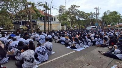 Hardiknas, Ijazah, dan Ironi Guru PKKK