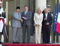 Prabowo Disambut Macron di Istana Élysée, Penuhi Undangan Kenegaraan Kedua dari Prancis