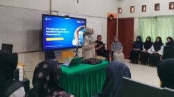 FKIP USK Latih Guru Peukan Bada Manfaatkan Papan Interaktif Digital