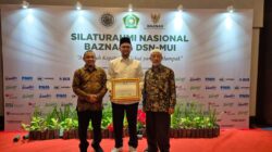 Ketua DPS Bank Aceh Syariah Raih Anugerah Kepatuhan Zakat Berdampak dari BAZNAS-DSN MUI