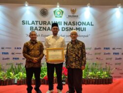 Ketua DPS Bank Aceh Syariah Raih Anugerah Kepatuhan Zakat Berdampak dari BAZNAS-DSN MUI