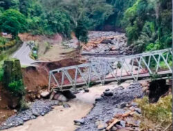 Pemerintah Lamban, Warga Gotong-royong Bangun Jembatan Enang-enang