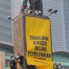 Aktivis Greenpeace Panjat Patung Bundaran HI, Bentangkan Spanduk Kritik Pemerintahan Prabowo