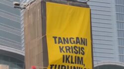 Aktivis Greenpeace Panjat Patung Bundaran HI, Bentangkan Spanduk Kritik Pemerintahan Prabowo