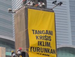 Aktivis Greenpeace Panjat Patung Bundaran HI, Bentangkan Spanduk Kritik Pemerintahan Prabowo